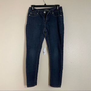 D. Jeans bejeweled back pockets jeans